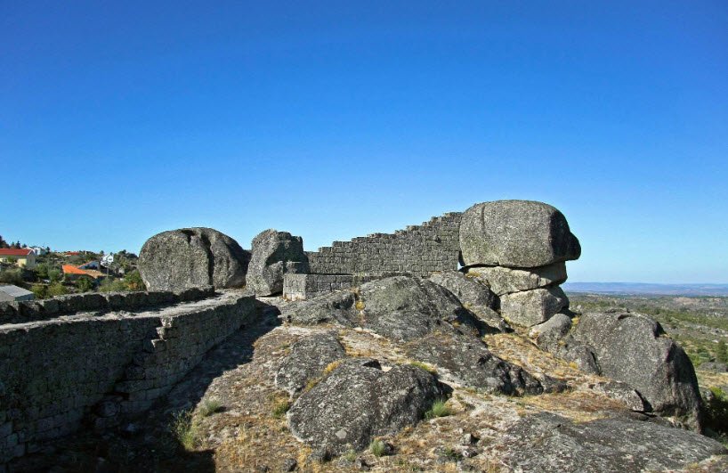 Ruínas do Castelo de Moreira de Rei, Portugal